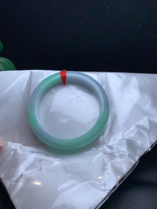 620395，59.8春彩手镯。整圈绿底色很多。局部带紫，清新均匀 商品图4