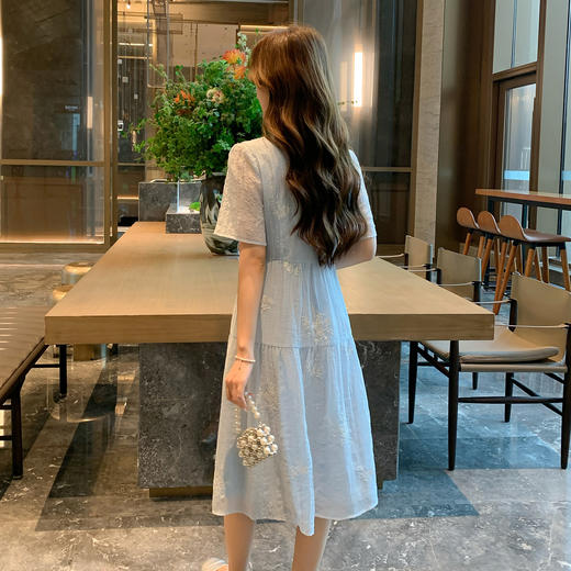 奢姿大码女装2025夏季V领刺绣简约气质连衣裙胖妹妹时尚轻奢裙子9952822258 商品图3