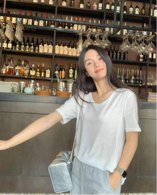 【MOMOTIABIN莱赛尔V领纯色平面T恤YYTMA83】🌟这款莱赛尔 V 领纯色平面 T 恤🌟摸起来柔滑又透气，穿上就像被云朵包裹～ 商品图2