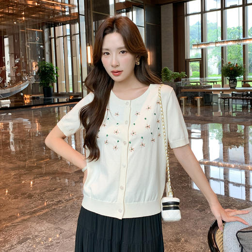 奢姿大码女装2025夏季减龄绣花图案时尚针织衫胖妹妹圆领百搭上衣9652621788 商品图1