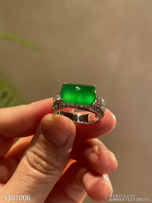 玻璃种艳绿无事牌戒指【5301006】具体价格微信咨询 商品图1