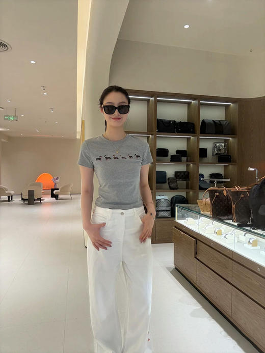 【Jennie同款】狗狗印花弹力短袖T恤 搭配可拆卸珍珠项链 设计简约大方 棉质略带弹力材质面料 自带 “呼吸感 + 弹力感” 正肩修身版型 商品图1