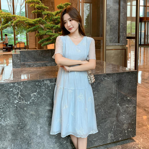 奢姿大码女装2025夏季V领刺绣简约气质连衣裙胖妹妹时尚轻奢裙子9952822258 商品图4