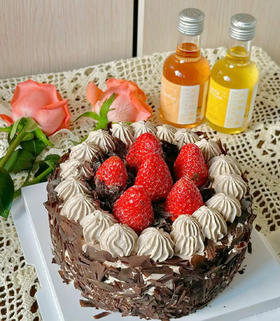 生日暗黑系大片！黑巧草莓蛋糕拍出来超 A🍫🍓