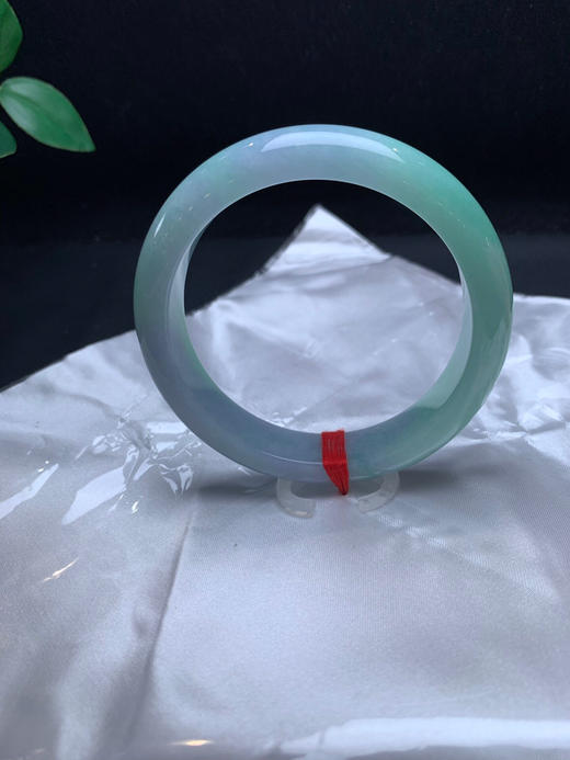 620395，59.8春彩手镯。整圈绿底色很多。局部带紫，清新均匀 商品图3