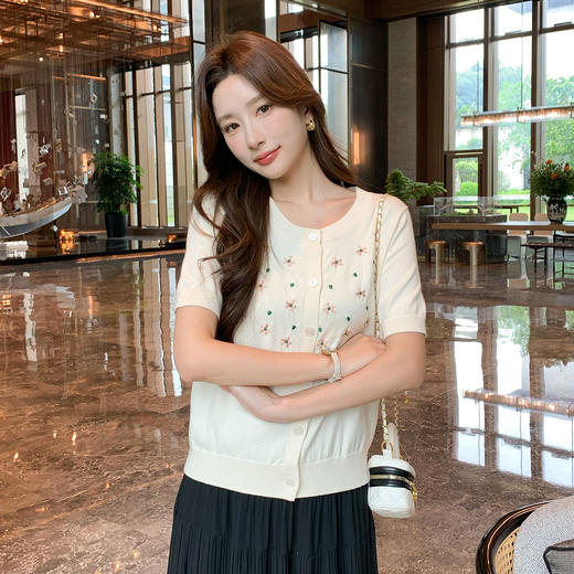 奢姿大码女装2025夏季减龄绣花图案时尚针织衫胖妹妹圆领百搭上衣9652621788 商品图0