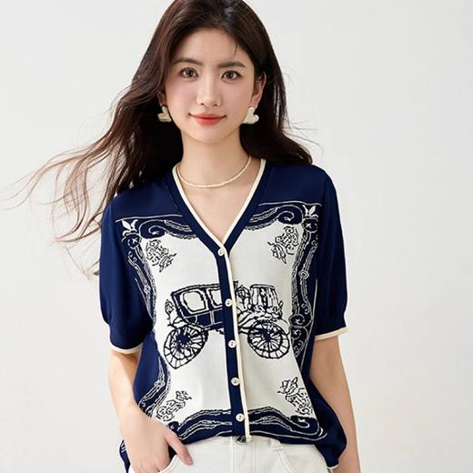 佐姿莎 复古提花优雅针织短袖 马车/蝴蝶两种图案，圆领款/假开衫款两种版型；莱赛尔面料垂顺柔软，清爽舒适，复古提花设计，微松H型廓形，穿着舒适 商品图1