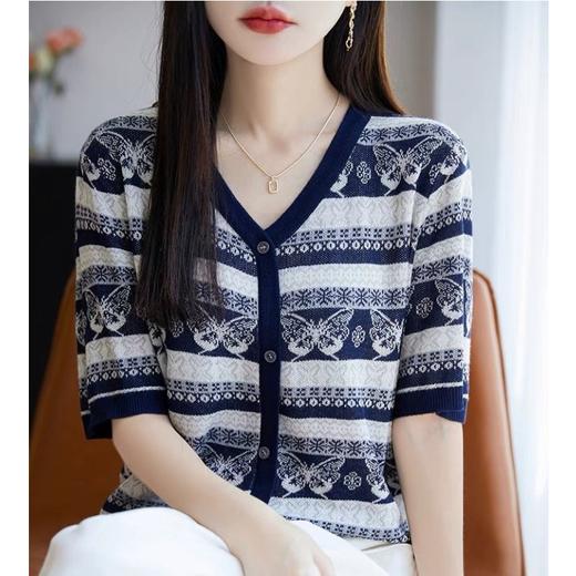 佐姿莎 复古提花优雅针织短袖 马车/蝴蝶两种图案，圆领款/假开衫款两种版型；莱赛尔面料垂顺柔软，清爽舒适，复古提花设计，微松H型廓形，穿着舒适 商品图2