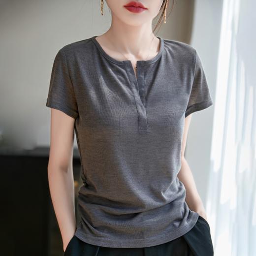 【MOMOTIABIN圆领纯色开口领T恤YYTMA86】🌟 T 恤采用莱赛尔面料，就像随身带着小空调，清凉感满满🍃🌟🌟 有超多基础纯色可以选择，打造出不同风格。 商品图7