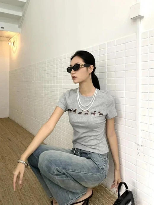 【Jennie同款】狗狗印花弹力短袖T恤 搭配可拆卸珍珠项链 设计简约大方 棉质略带弹力材质面料 自带 “呼吸感 + 弹力感” 正肩修身版型 商品图10