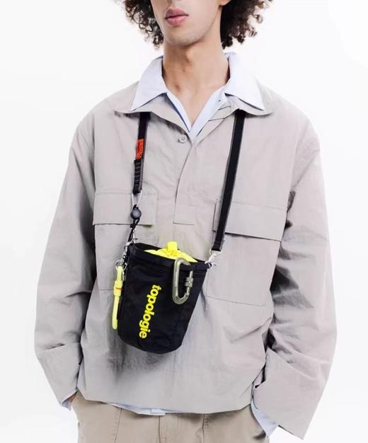 中性款斜挎抽绳户外粉笔包水桶包he 商品图1