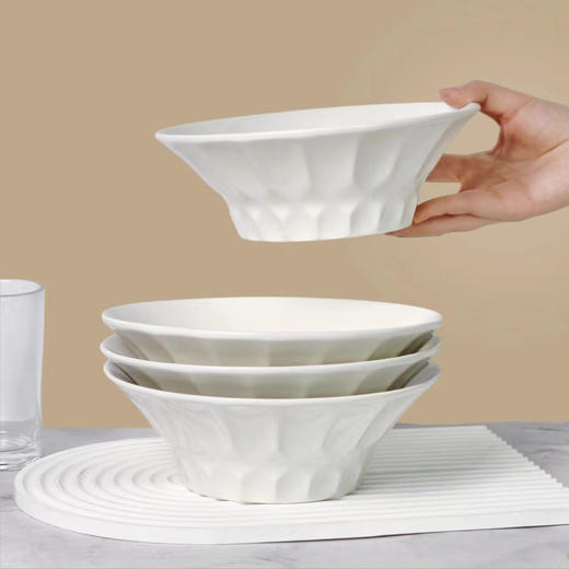捡漏29.9💰️5个❗️只有1000组❗️英国百货订单出口→内销❗️白色餐具永远的神❗️ 🔴装什么都显贵❗️釉面温润，灼瓷【8英寸浮雕高脚水晶白瓷碗】 🔴沙拉、嗦粉、面条、小炒，家里使用率第一 商品图0