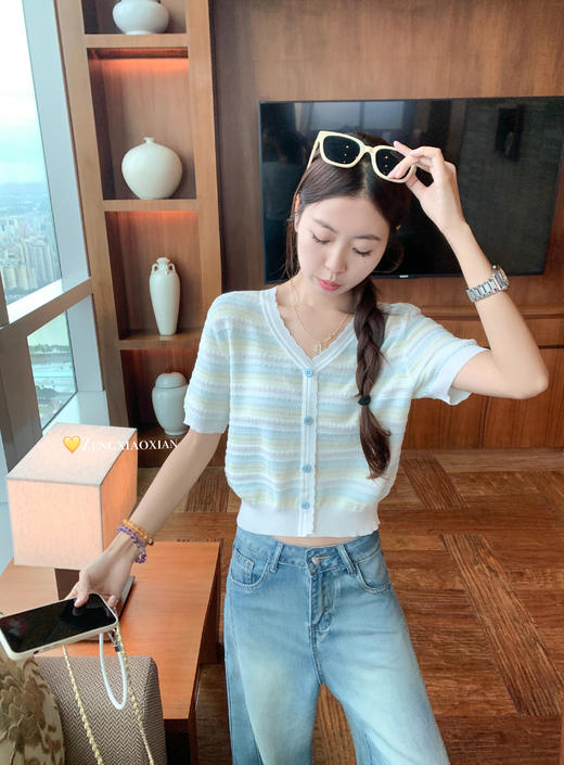 <曾小咸推荐>夏季透气短袖T恤V领条纹宽松上衣 商品图1