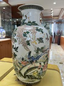 釉中彩枝藤五翎花鸟图冬瓜瓶