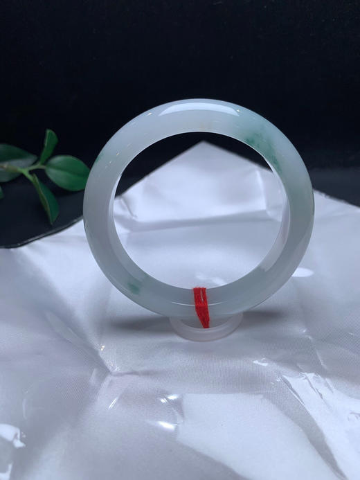 620396，58.7飘花手镯，清新白底，润润的，底妆干净清新 飘清新蓝花 商品图0