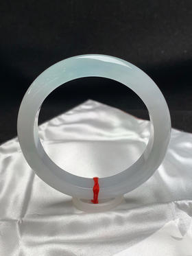 620400，58.7圈口，冰淡晴正圈平安镯，白底飘一截淡淡晴水色，冰透起光