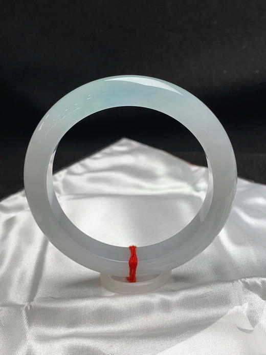 620400，58.7圈口，冰淡晴正圈平安镯，白底飘一截淡淡晴水色，冰透起光 商品图0