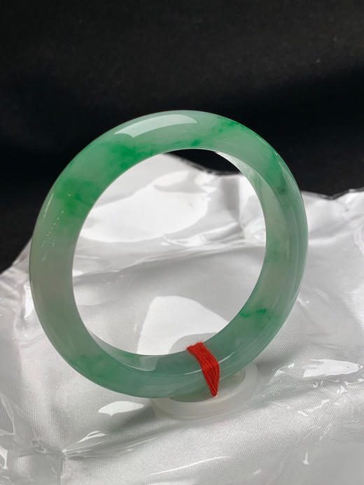 620404，55.6圈口，糯冰飘绿正圈平安镯，白底飘阳绿，色辣，种水好 商品图2