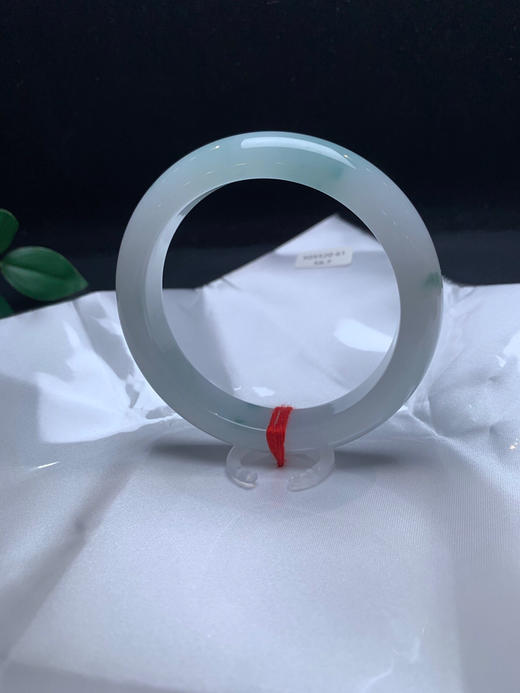 620396，58.7飘花手镯，清新白底，润润的，底妆干净清新 飘清新蓝花 商品图1