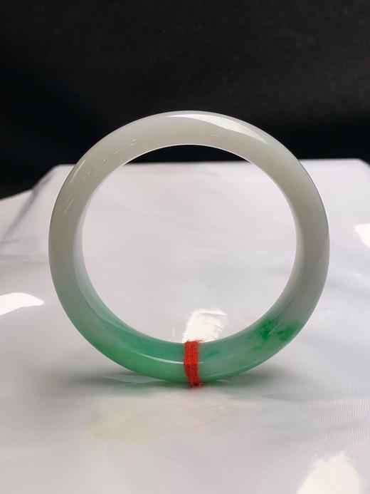 620406，56.7圈口，飘绿正圈平安镯，白底飘一截绿，色阳，底子细腻 商品图3