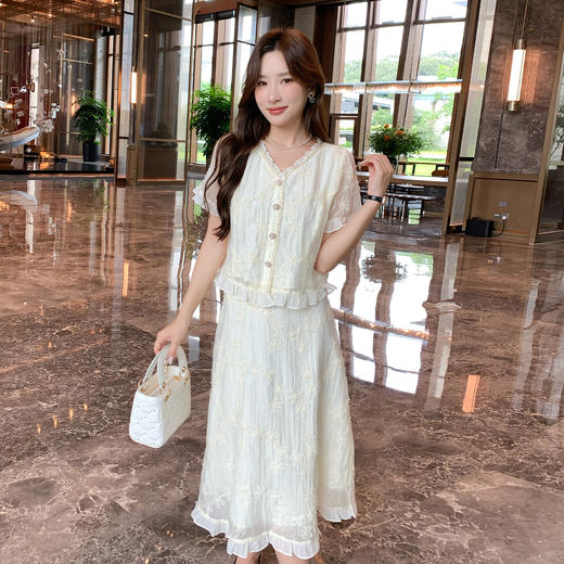 奢姿大码女装2026夏季木耳边减龄绣花V领两件套胖妹妹时尚套装9952953153 商品图1