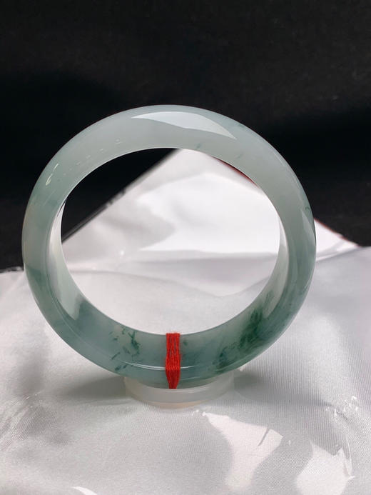 620403，57.8圈口，糯冰飘花正圈平安镯，宽版条形，白底飘蓝花，老种料，底子冰胶细润 商品图3