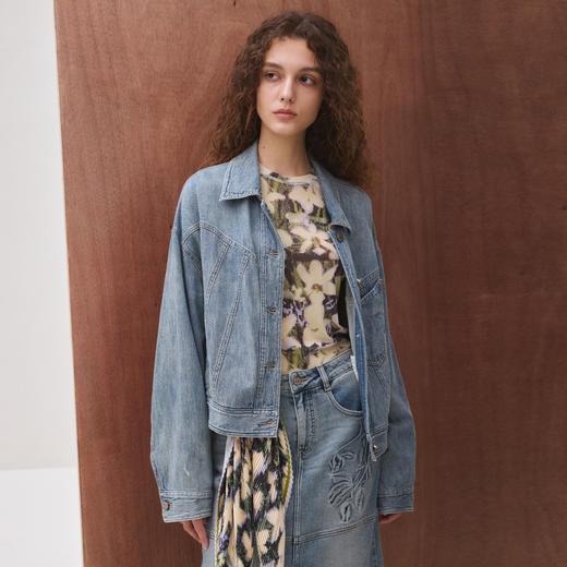 谜底外套长袖女2025秋新品复古水洗后背拼接印花牛仔服253MW1173 商品图2