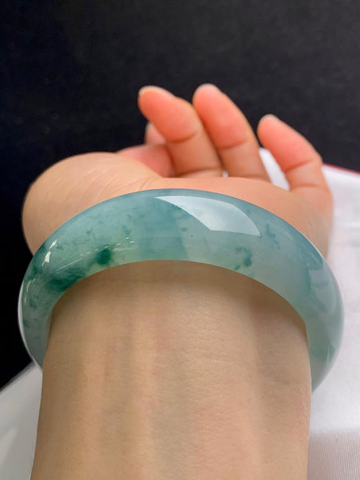 620403，57.8圈口，糯冰飘花正圈平安镯，宽版条形，白底飘蓝花，老种料，底子冰胶细润 商品图4