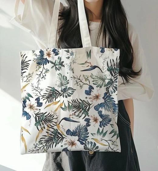 【专享5大赠礼】《蕞美世界名画》（刷边典藏版） 赠礼1：作者亲签+“莫奈花园”帆布袋1枚+新中式水墨画折扇1把+超震撼的“百人千幅”巨幅海报4张+精美藏书票1枚（4款随机送1张） 商品图7