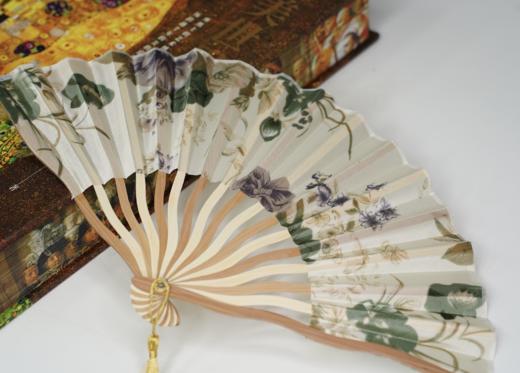 【专享5大赠礼】《蕞美世界名画》（刷边典藏版） 赠礼1：作者亲签+“莫奈花园”帆布袋1枚+新中式水墨画折扇1把+超震撼的“百人千幅”巨幅海报4张+精美藏书票1枚（4款随机送1张） 商品图8