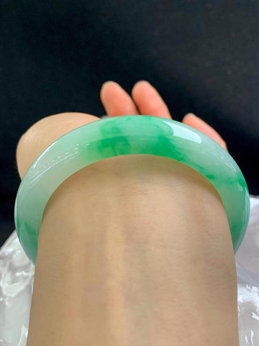 620404，55.6圈口，糯冰飘绿正圈平安镯，白底飘阳绿，色辣，种水好 商品图4