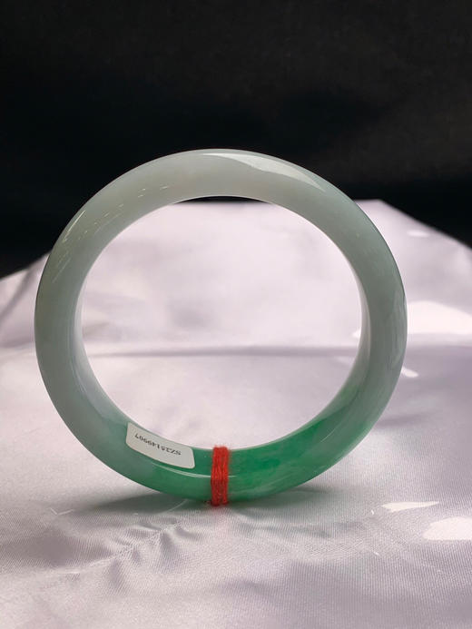 620405，57.5圈口，飘绿正圈平安镯，白底飘一截绿，半山半水色，底子细腻 商品图3