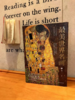 【专享5大赠礼】《蕞美世界名画》（刷边典藏版） 赠礼1：作者亲签+“莫奈花园”帆布袋1枚+新中式水墨画折扇1把+超震撼的“百人千幅”巨幅海报4张+精美藏书票1枚（4款随机送1张） 商品缩略图9