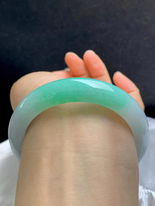 620399，55.8圈口，细糯飘绿正圈平安镯，白底飘一截绿，半山半水色，底子细腻，整体清爽 商品图4