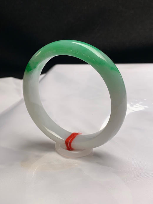 620406，56.7圈口，飘绿正圈平安镯，白底飘一截绿，色阳，底子细腻 商品图2