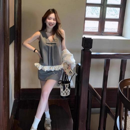 爆款推荐🔥王炸套装【法式蝴蝶结花边西装裙套装❤️】逛街出游被追着问链接的款式🔗 西装蝴蝶结无袖上衣➕高腰西装裙 套装❗️ 💰淘宝价：610¥/套 💰团购价：99¥/套，❤立省511¥  商品图0