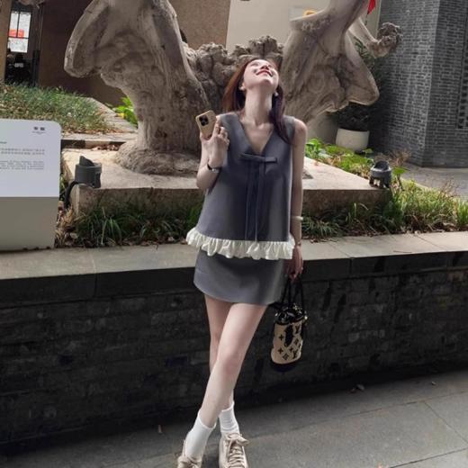 爆款推荐🔥王炸套装【法式蝴蝶结花边西装裙套装❤️】逛街出游被追着问链接的款式🔗 西装蝴蝶结无袖上衣➕高腰西装裙 套装❗️ 💰淘宝价：610¥/套 💰团购价：99¥/套，❤立省511¥  商品图3