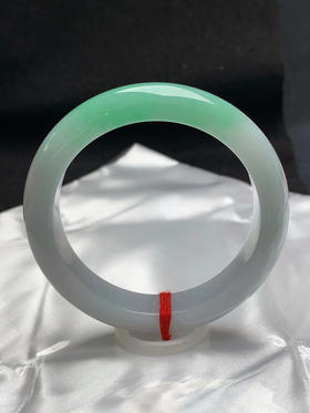 620399，55.8圈口，细糯飘绿正圈平安镯，白底飘一截绿，半山半水色，底子细腻，整体清爽