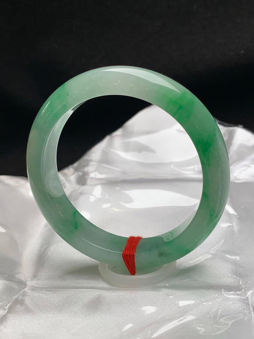 620404，55.6圈口，糯冰飘绿正圈平安镯，白底飘阳绿，色辣，种水好 商品图3