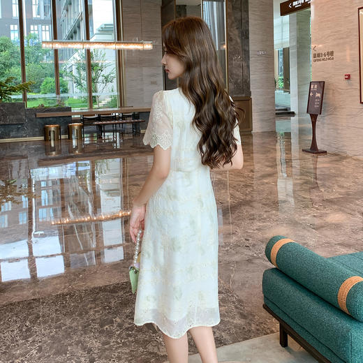 奢姿大码女装2025夏季减龄镂空温柔印花连衣裙胖妹妹时尚V领裙子9952890418 商品图3