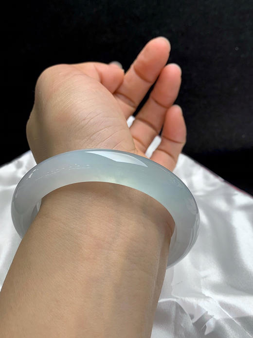 620400，58.7圈口，冰淡晴正圈平安镯，白底飘一截淡淡晴水色，冰透起光 商品图5