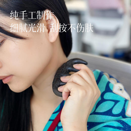 【草木按摩梳】用20年的何首乌等十多种药材制成的梳子，像香囊一样散发草本清香，随身可带  使用时记得别碰水哦~ 商品图1