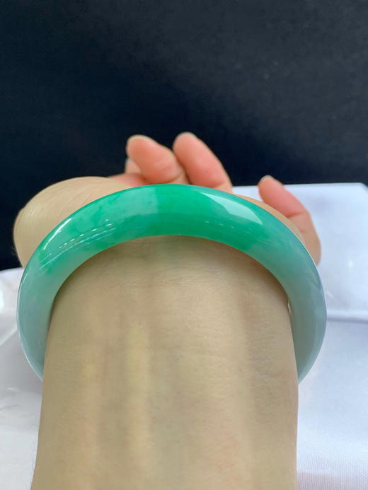 620405，57.5圈口，飘绿正圈平安镯，白底飘一截绿，半山半水色，底子细腻 商品图4