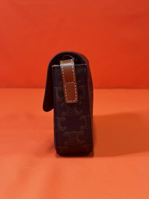 CELINE赛琳 Triomphe凯旋门 系列 经典满印老花金属质感锁扣可调节肩带 牛皮 腋下包斜挎单肩包 女款 黄褐色 商品图3