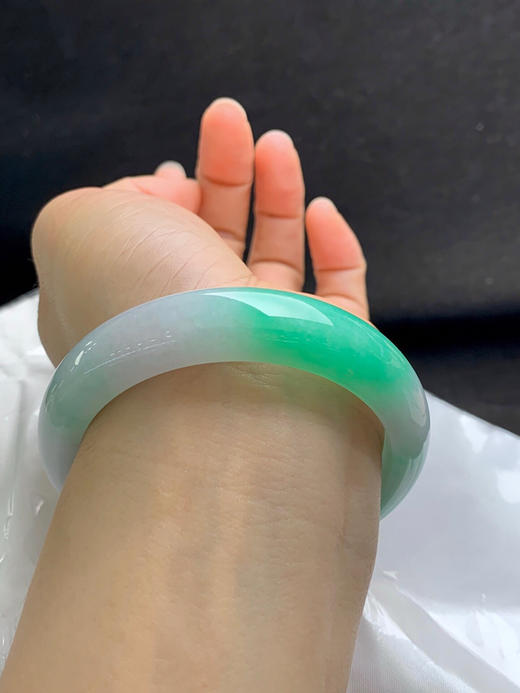 620402，58.8圈口，细糯化飘绿正圈平安镯，白底飘阳绿，底子细腻有水 商品图5