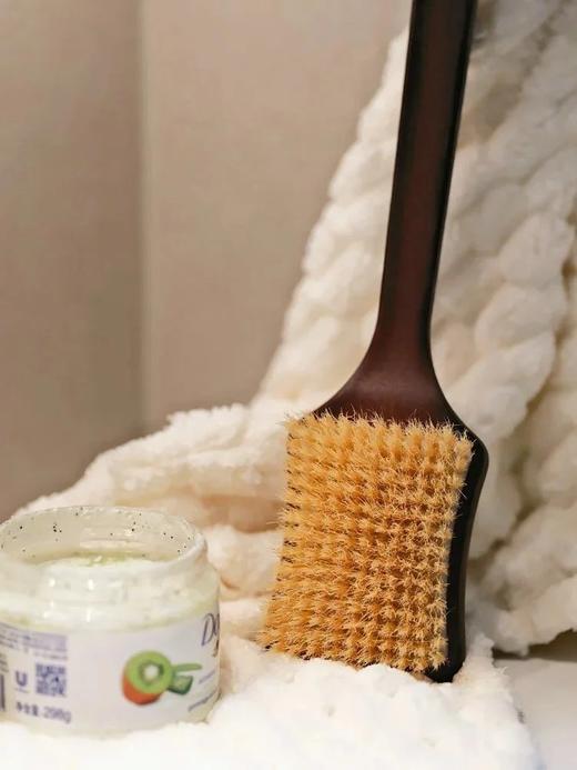 伊能静和董洁强烈安利【乌檀木猪鬃毛沐浴刷】原生乌檀木➕天然猪鬃毛，刷毛软硬适中丨干湿两用丨好拿省力！配合沐浴油或者磨砂膏一起用，洗完皮肤巨滑！嫩！润！ 商品图3