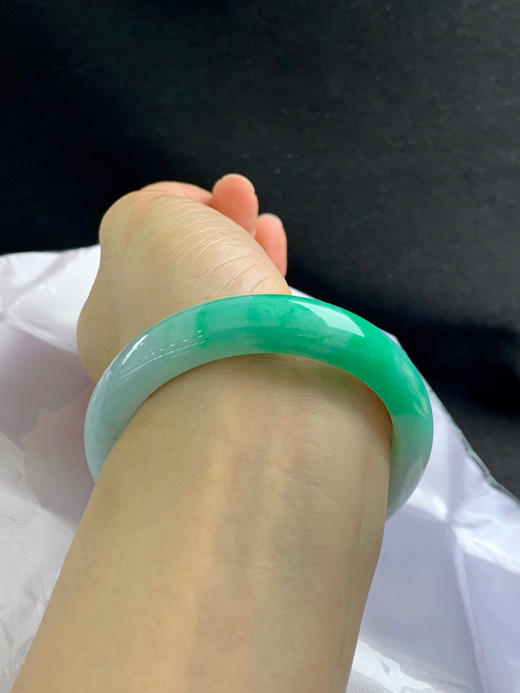 620405，57.5圈口，飘绿正圈平安镯，白底飘一截绿，半山半水色，底子细腻 商品图5