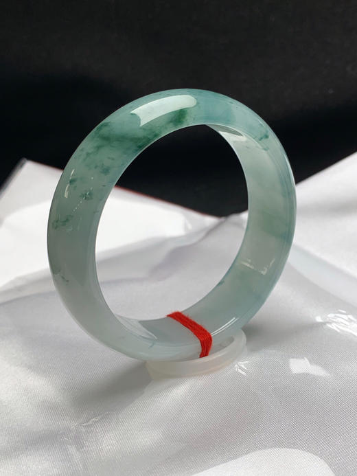 620403，57.8圈口，糯冰飘花正圈平安镯，宽版条形，白底飘蓝花，老种料，底子冰胶细润 商品图1