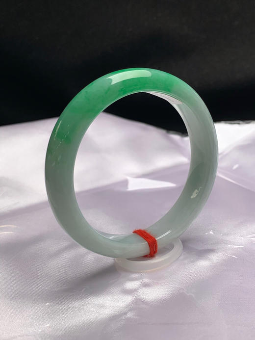 620405，57.5圈口，飘绿正圈平安镯，白底飘一截绿，半山半水色，底子细腻 商品图1