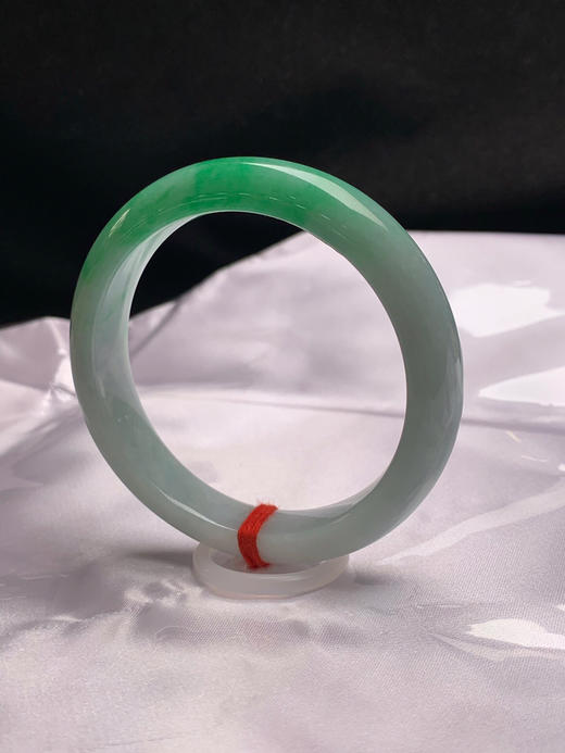 620405，57.5圈口，飘绿正圈平安镯，白底飘一截绿，半山半水色，底子细腻 商品图2